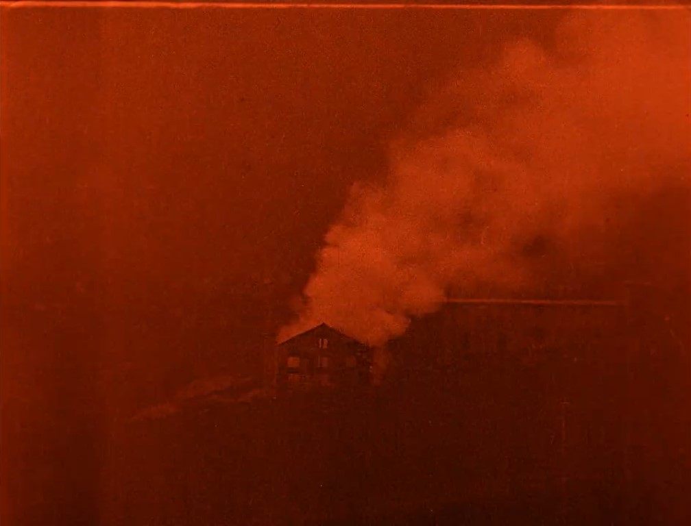 FANTE-ANNE (Gypsy Anne, 1920). El nacimiento de la identidad del cine noruego 9 Plano general del incendio de la futura casa de Haldor y su esposa. Fante-Anne (Gypsy Anne, 1920). Rasmus Breistein. estrellamillansanjuan.es