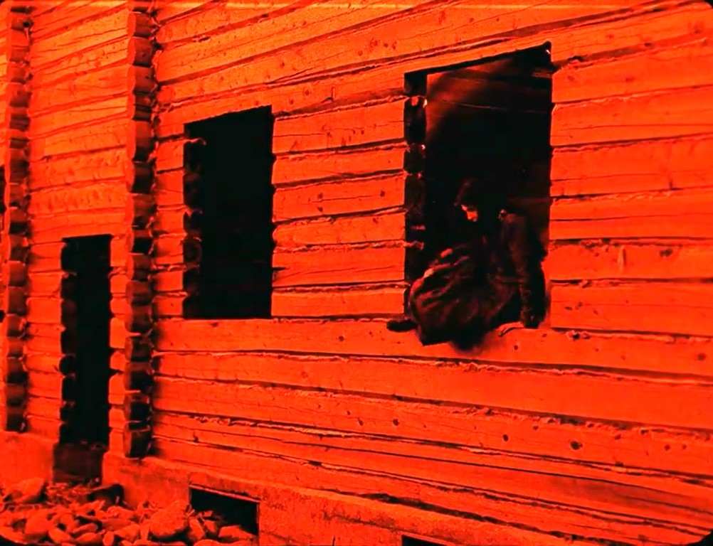 FANTE-ANNE (Gypsy Anne, 1920). El nacimiento de la identidad del cine noruego 8 Anne saliendo por ventana tras provocar el incendio de la futura casa de Haldor y su esposa. Fante-Anne (Gypsy Anne, 1920). Rasmus Breistein. estrellamillansanjuan.es