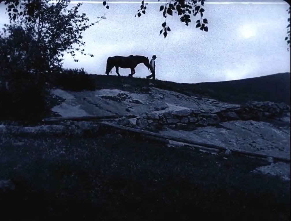 FANTE-ANNE (Gypsy Anne, 1920). El nacimiento de la identidad del cine noruego 11 Jon y su caballo en silueta en el horizonte. Fante-Anne (Gypsy Anne, 1920). Rasmus Breistein. estrellamillansanjuan.es
