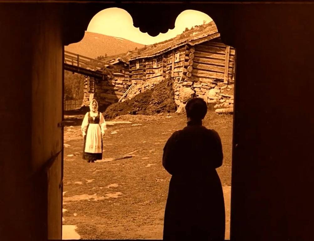 FANTE-ANNE (Gypsy Anne, 1920). El nacimiento de la identidad del cine noruego 12 Esposa de y madre de Haldor a contraluz en ventana. Fante-Anne (Gypsy Anne, 1920). Rasmus Breistein. estrellamillansanjuan.es