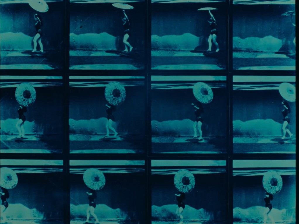 Cronofotografía realizada por Albert Londe de una equilibrista con sombrilla.