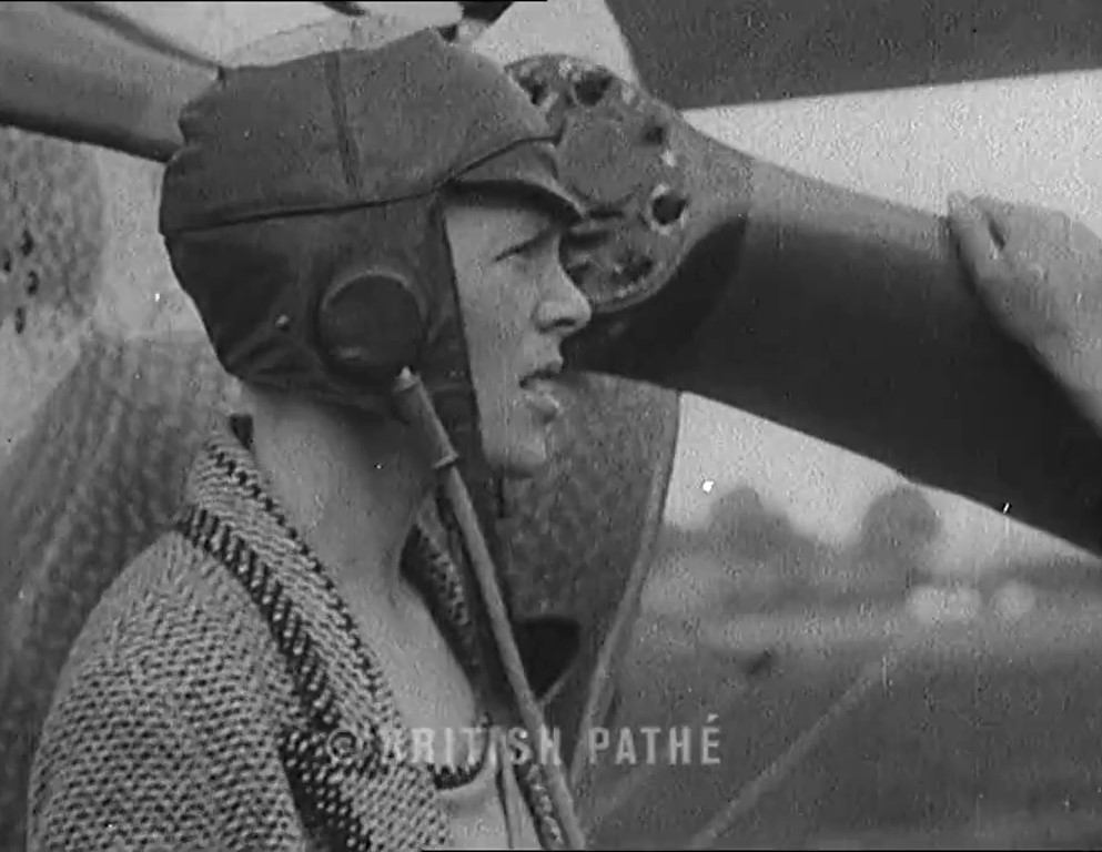 Amelia Earhart en un noticiario de la British Pathé. Perteneciente al documental Time to Remember. Teenage Flappers 1920s. Profesora y pionera de la aviación, la primera en volar sola por el océano atlántico. Deporte femenino en el cine mudo. estrellamillansanjuan.es