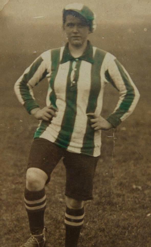 La futbolista estrella Bella Raey de las Blyth Spartan's Ladies FC, equipo formado por mujeres de la industria armamentística. Deporte femenino en el cine mudo. estrellamillansanjuan.es