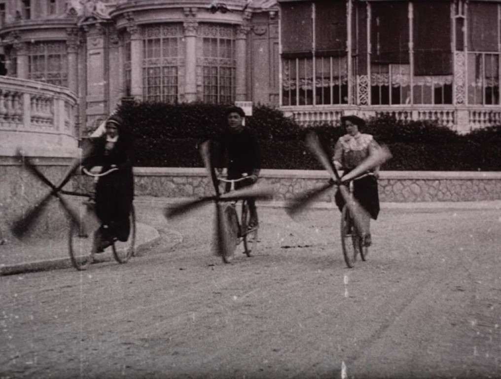 Un trío organiza un desaguisado en la ciudad con el viento causado por los ventiladores de sus bicicletas. Sale la actriz de Léontine. Ventilateur breveté (1911). Pathé.