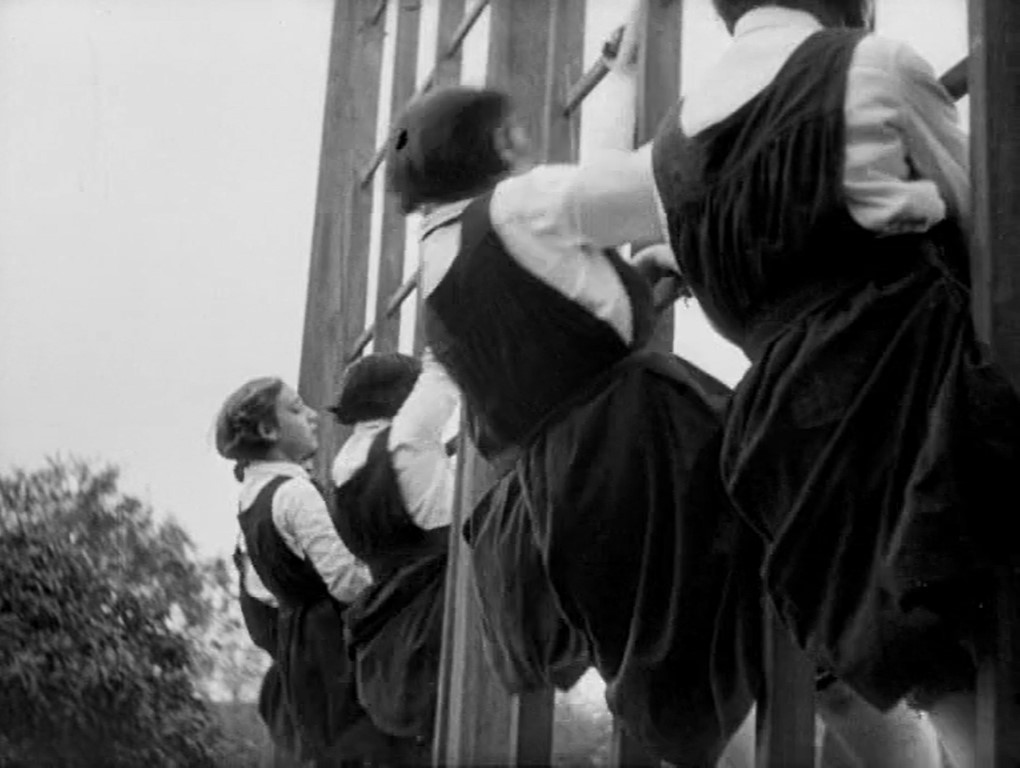 Gimnasia sueca femenina al aire libre. Espalderas. Lisboa. Crónica anecdótica (1930). José Leitão de Barros. Deporte femenino en el cine mudo. Estrella Millán Sanjuán.