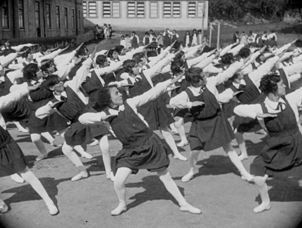 Gimnasia sueca colectiva a la aire libre. Escuela femenina. Lisboa. Crónica anecdótica. José Leitão de Barros. Deporte femenino en el cine mudo. Estrella Millán Sanjuán.