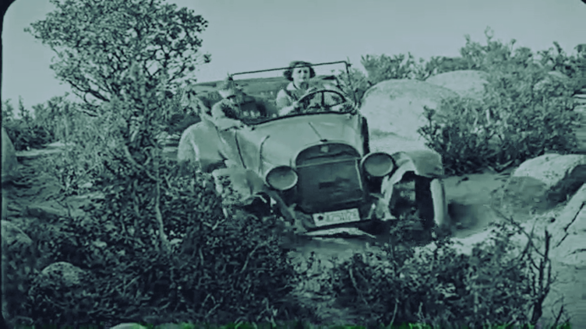Nell Shipman en Something New (1920). Escrito y dirigido por ella junto a Bert Van Tuyle. Una mujer dura y valiente en el mundo del western que se enfrenta ella sola a una banda ayudando a su pareja y conduciendo de forma habilidosa por el desierto mexicano. Deporte femenino en el cine mudo. estrellamillansanjuan.es