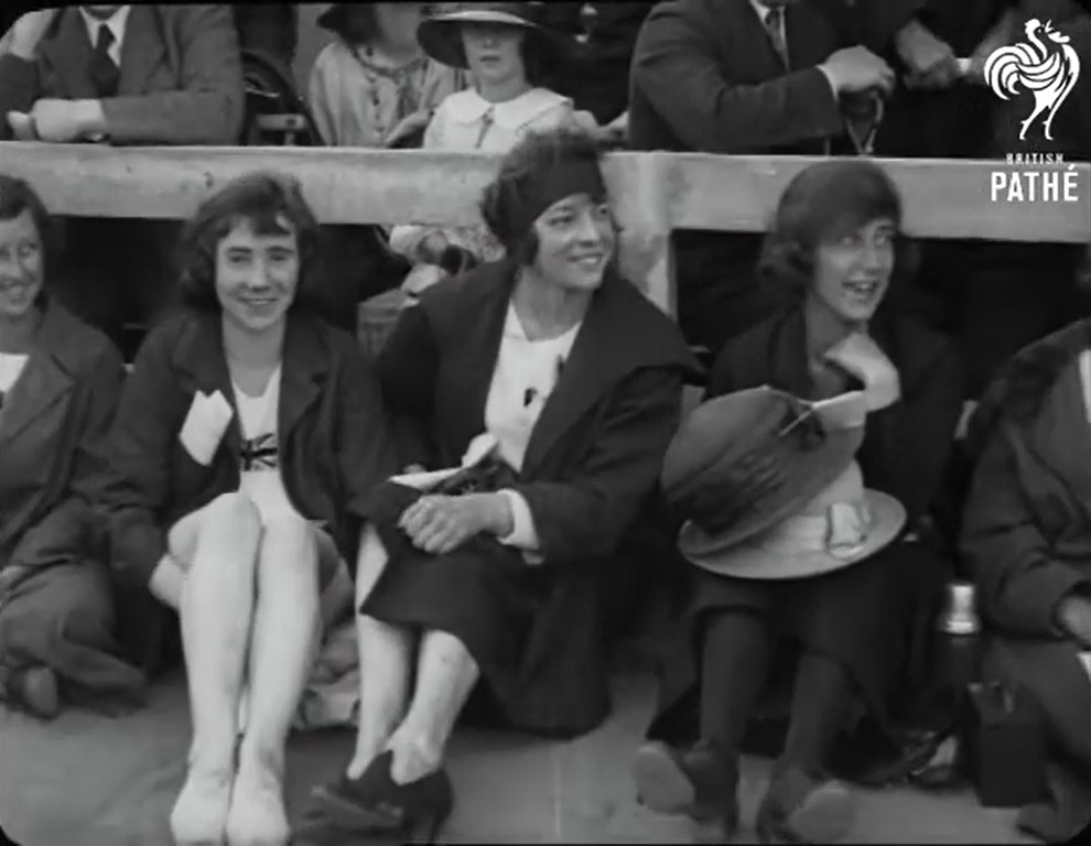 Indumentaria de las deportistas en las esperas para competir. Sombreros, zapatos deportivos y tacones. Deporte femenino cine mudo. Estrella Millán sanjuán. Bravo Girls. 1922. JJOO. British Pathé.