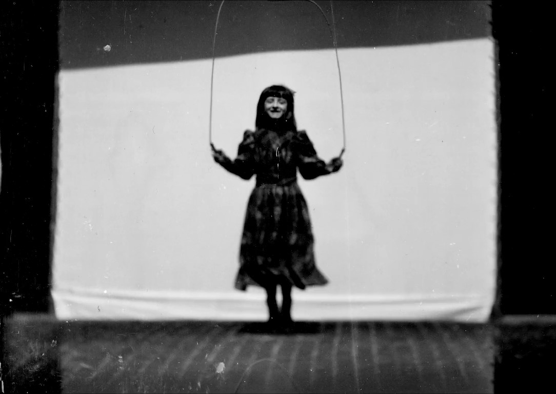 Jules-Marey.-Station physiologique (1892). Deporte femenino cine mudo. Estrella Millán Sanjuan. Petite-fille-sautant-a-la-corde.
