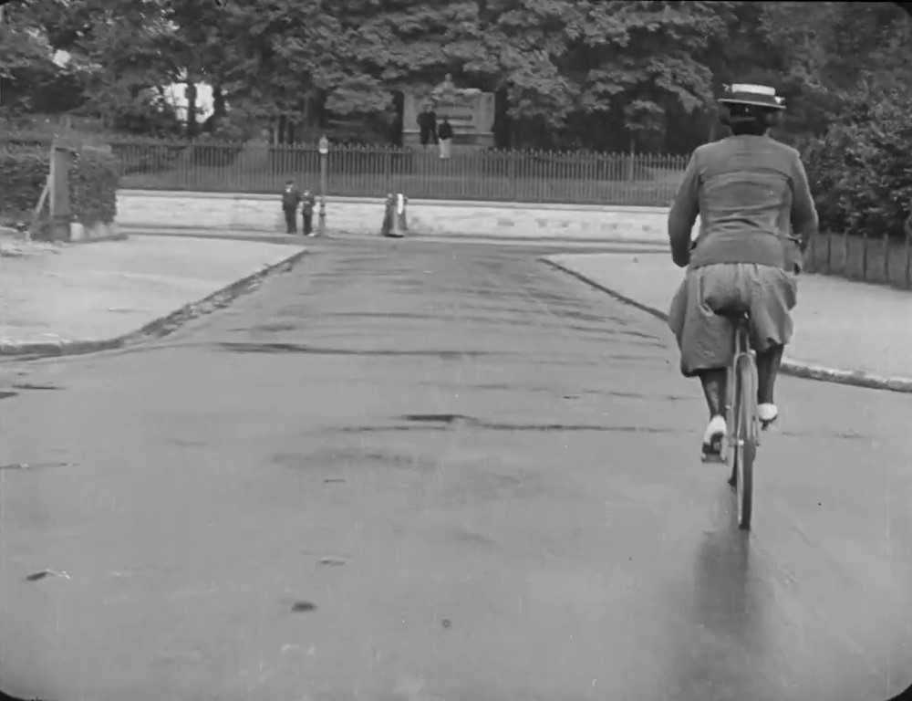 La protagonista de Le ménage Dranem (1908, Ferdinand Zecca). Un cortometraje de humor donde se invierten los roles de género, quedando el marido en casa y ella ir en bicicleta a un bar a beber cerveza y con sus amigas a jugar al billar y fumar.