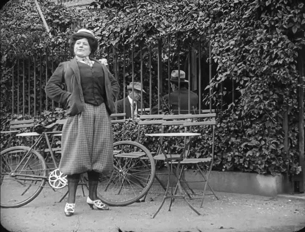 Aquí, la protagonista de Le ménage Dranem (Ferdinand Zecca, 1908) está satisfecha de su rol, la independencia que le aporta su bicicleta y poder ir sola a beber cerveza y fumar.