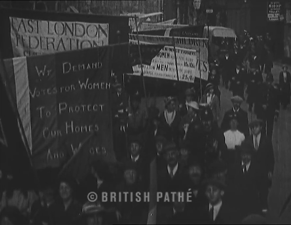 Manifestación sufragista Londres. 1916, liderada por la señorita Pankhurst. British Pathé.