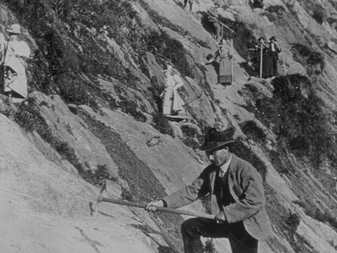 Montañismo. Deporte femenino cine mudo. Estrella Millán sanjuán. Chamonix: Le mauvais pas. Véase la vestimenta de las montañeras. Sombrero, vestidos largos y tacones.