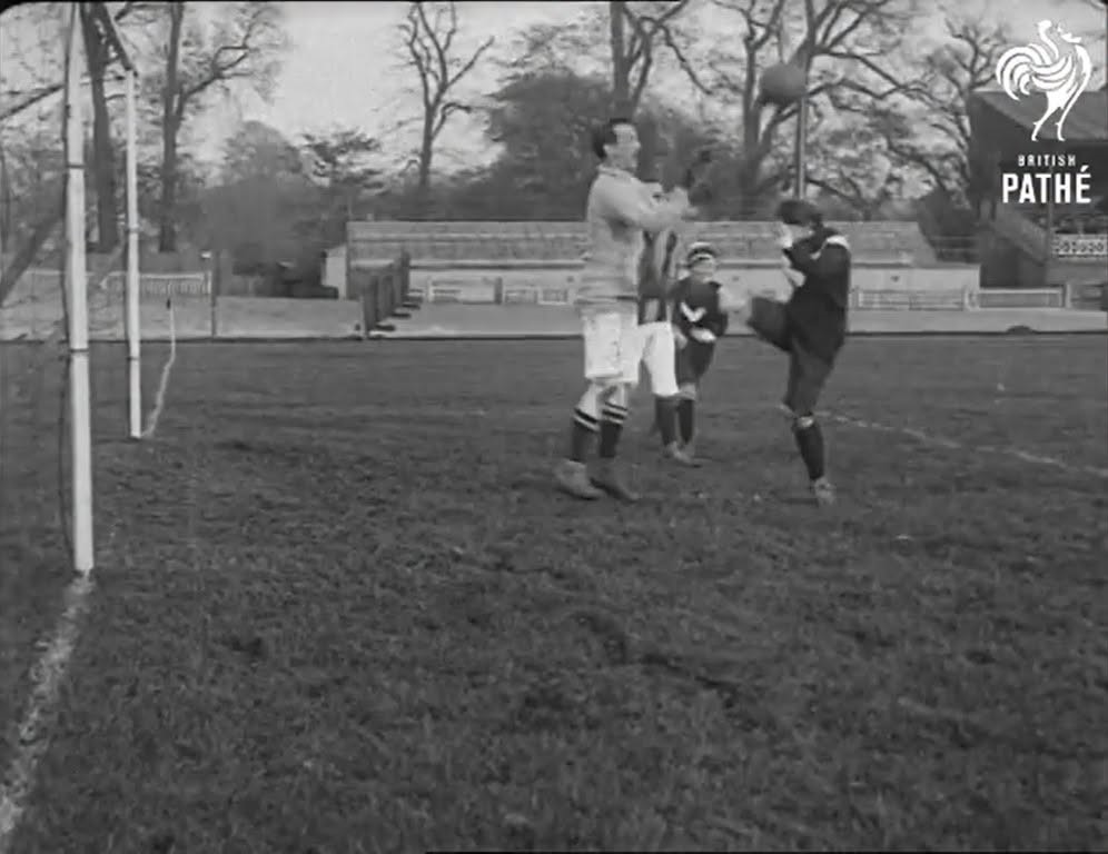 Partido equipo fútbol femenino contra policías. British Pathé. Década de los 10 del s XX.