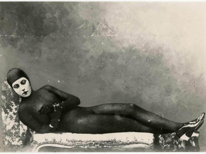 Musidora (Jeanne Roques) como Irma Vep en Les Vampires de Louis Feuillade (1915). Foto de la Cinémathèque française.