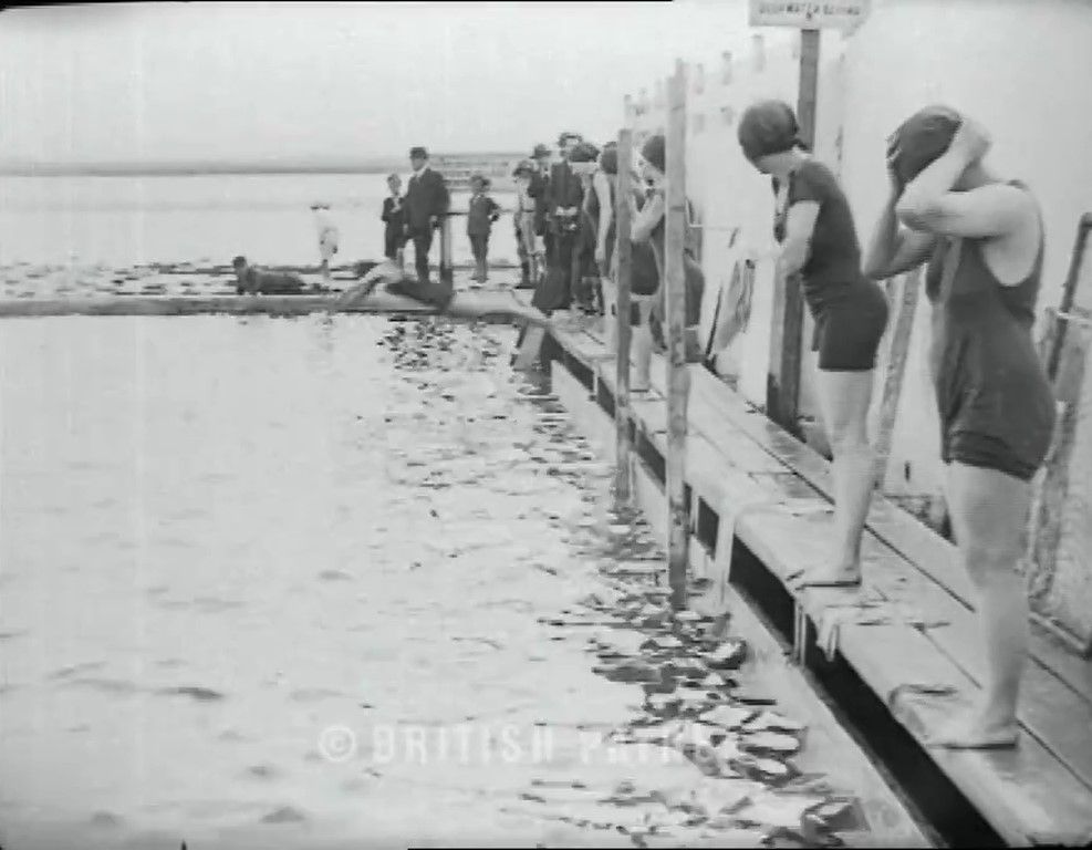 Natación. Deporte femenino cine mudo. Estrella Millán Sanjuán. Gala de Clontarf (1923). British Pathé. Traje de baño de una pieza negro.