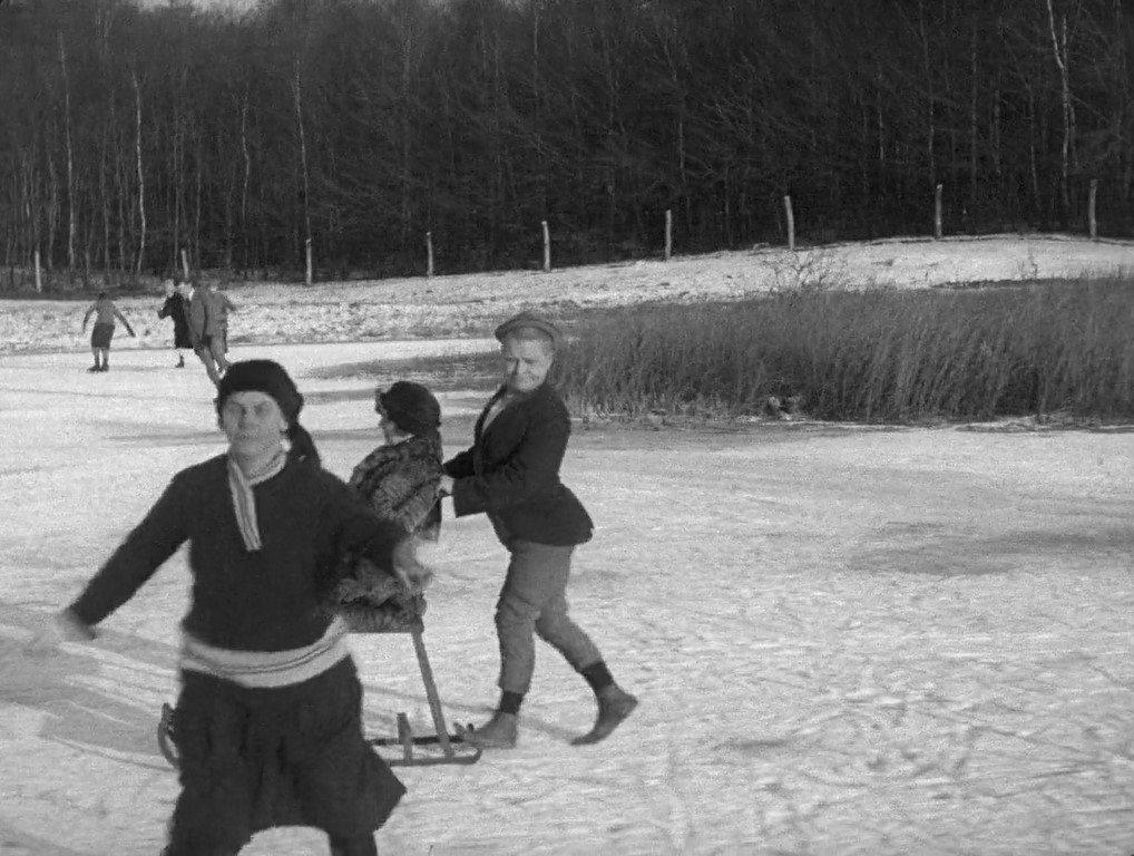 Patinaje. Deporte femenino cine mudo. Estrella Millán Sanjuán. Lykkehjulet. Urban Gad 1926. Mujer mayor y joven