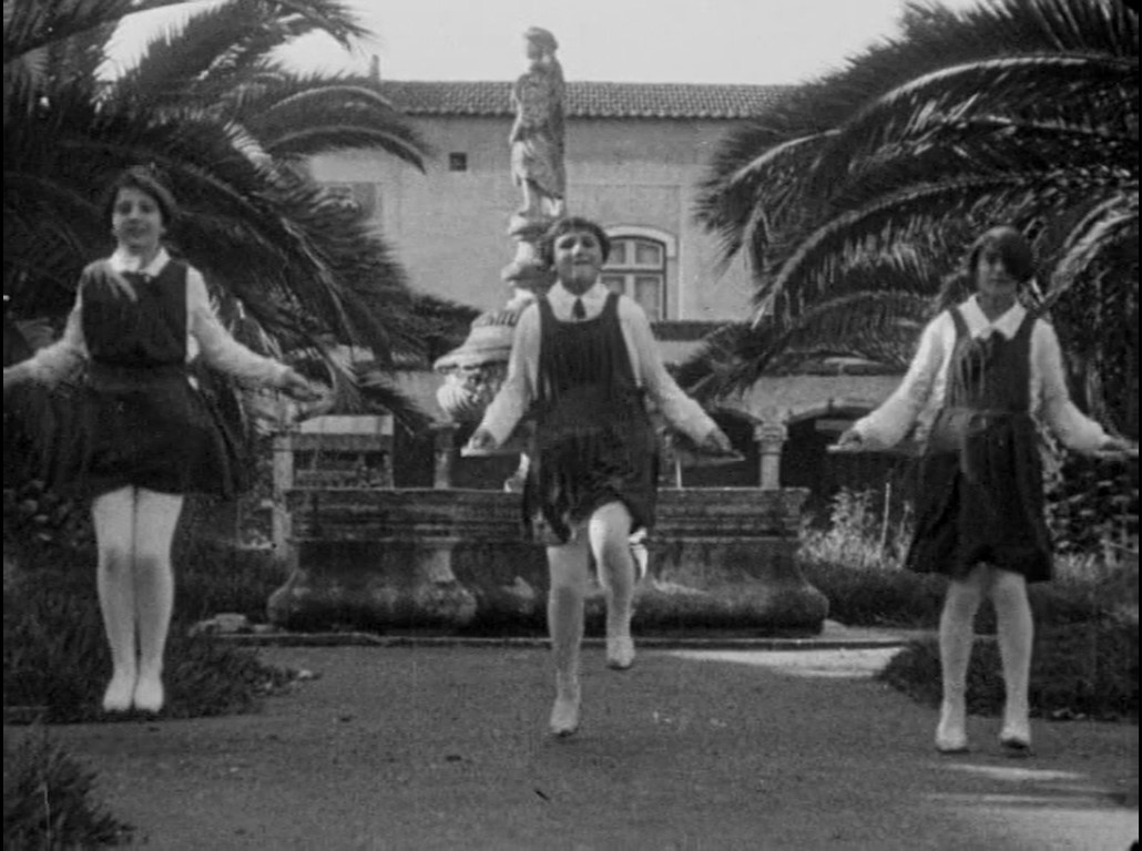 Niñas saltando a la cuerda. Escuela femenina. Lisboa. Crónica anecdótica (1930). José Leitão de Barros. Deporte femenino en el cine mudo. Estrella Millán Sanjuán.