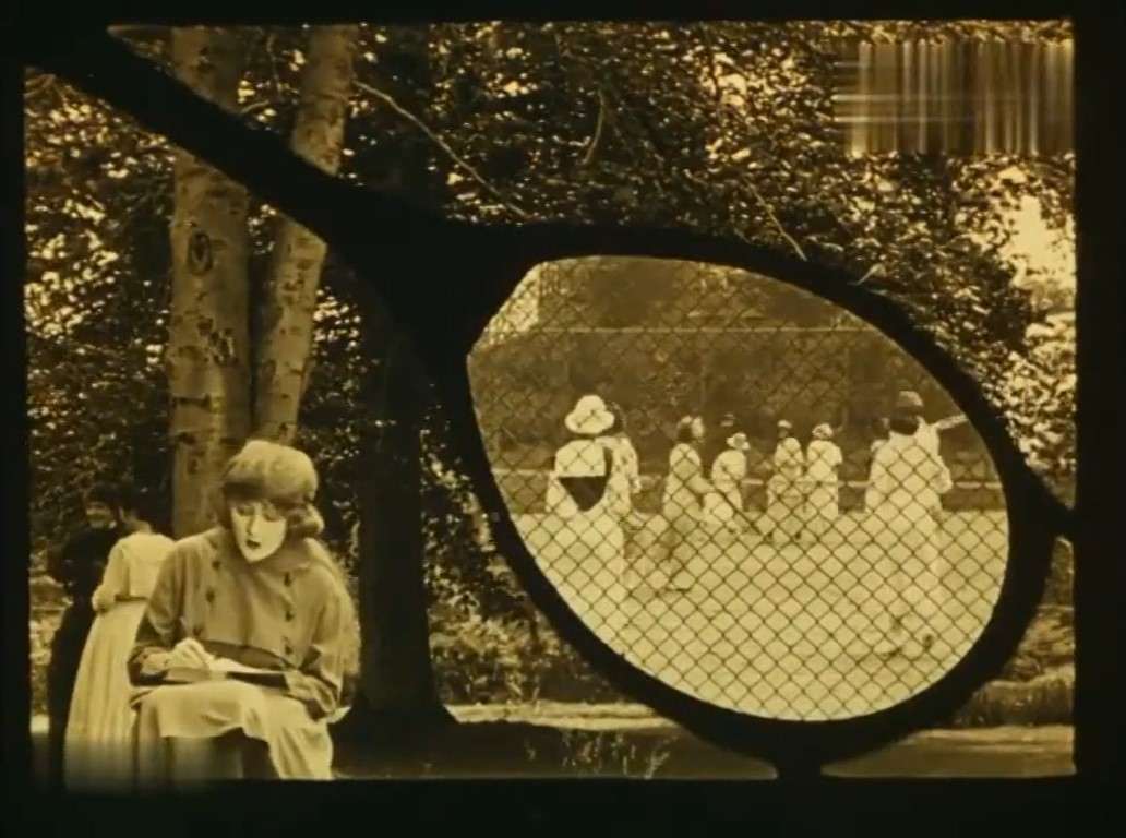 Tenis. Deporte femenino cine mudo. Estrella Millán Sanjuán. The Twin Pawns 1919. Léonce Perret. Bella sobreimpresión sobre raqueta asemejando un recuerdo de la protagonista.