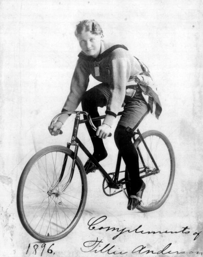 La campeona Tillie Anderson en 1896. Véase la ropa varonil ajustada en vez de los bloomers para poder competir mejor. Ostentó récords de velocidad y resistencia, considerada la mejor del mundo. Se retiró por la prohibición del ciclismo para la mujer en 1902.