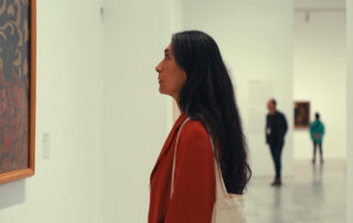 Eva en el Museo Reina Sofía observando un cuadro. veces me entra tristeza, otras rebelión (2026). María Aparicio. estrellamillansanjuan.es