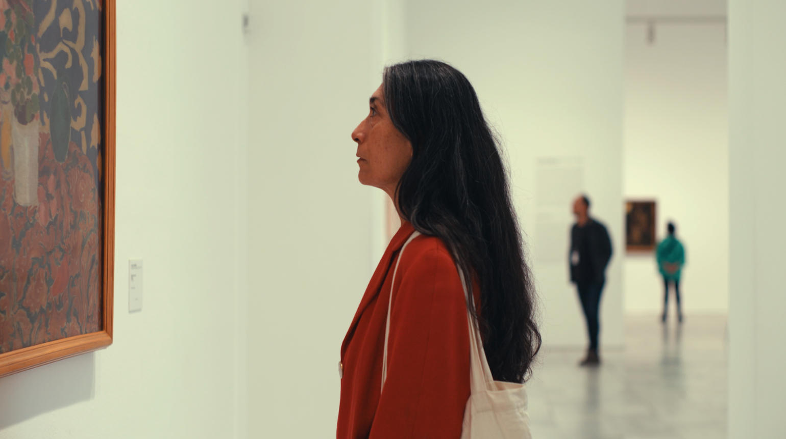 Eva en el Museo Reina Sofía observando un cuadro. veces me entra tristeza, otras rebelión (2026). María Aparicio. estrellamillansanjuan.es