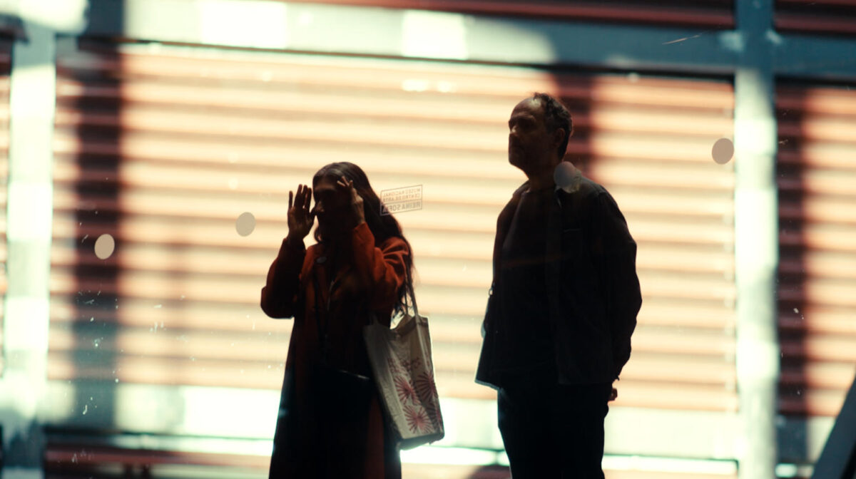 Eva y Dante paseando por Madrid. A veces me entra tristeza, otras rebelión (2026). estrellamillansanjuan.es