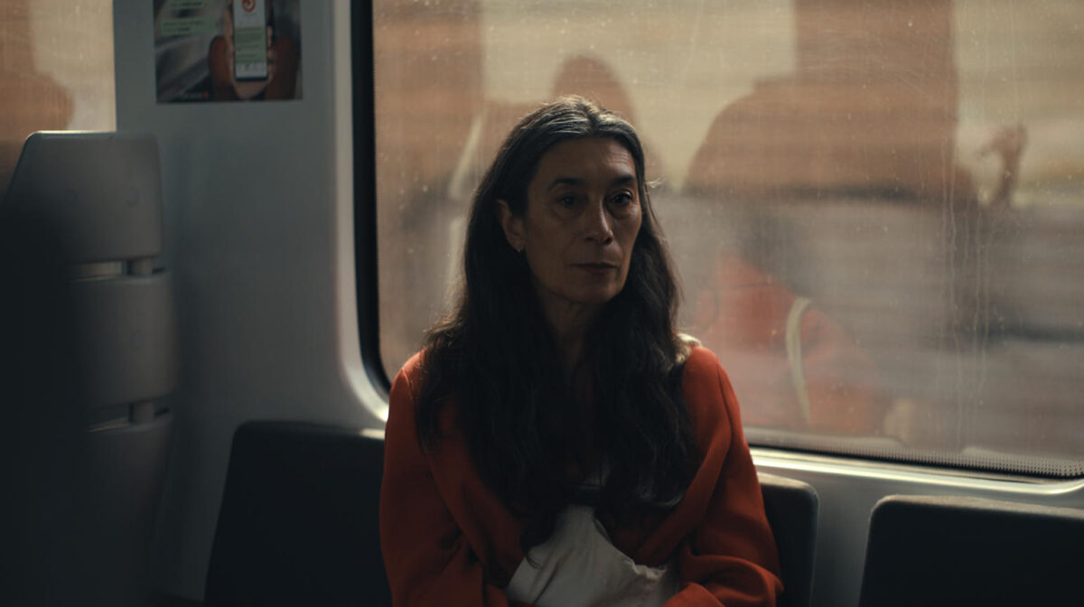Eva en el tren en Madrid. A veces me entra tristeza, otras rebelión (2026). estrellamillansanjuan.es
