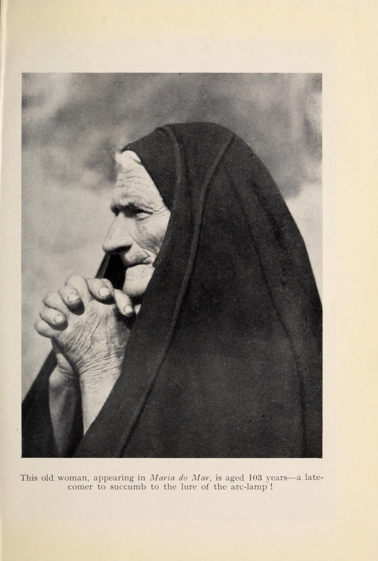Foto de anciana figurante en Maria do Mar en la revista Close Up. 103 años se puede leer en el texto.