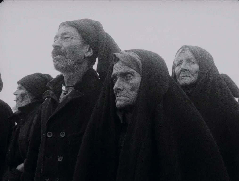 Anciana ciega como símbolo de la tragedia y el destino en el naufragio. Plano de grupo. Maria do Mar (1930). José Leitão de Barros. estrellamillansanjuan.es
