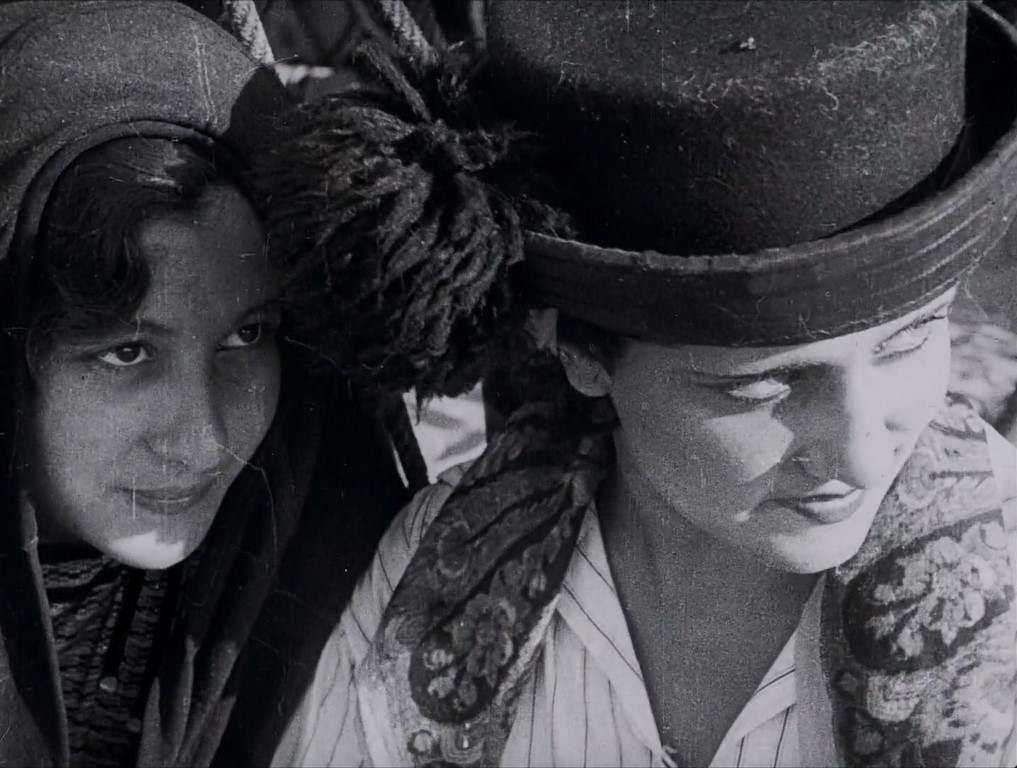Maria y su amiga observan a Manuel a los días del salvamento. Maria do Mar (1930). José Leitão de Barros. estrellamillansanjuan.es