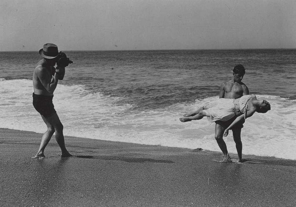Foto del rodaje de la escena del salvamento en el mar. Vemos a José Leitão de Barros con su cámara al hombro. Maria do Mar (1930).