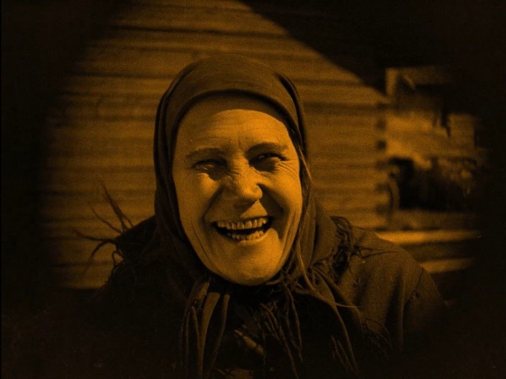 ANNA-LIISA (1922) de Teuvo Puro y Jussi Snellman 16 Primer plano de Husso, la madre de Mikko, triunfante e intrigante manipulando a su hijo.