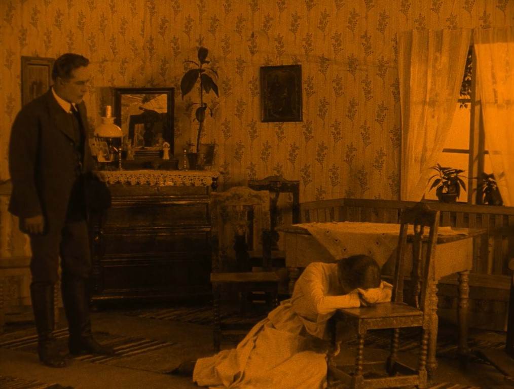ANNA-LIISA (1922) de Teuvo Puro y Jussi Snellman 14 Interior del comedor de una casa finlandesa rural de finales del s. XIX.