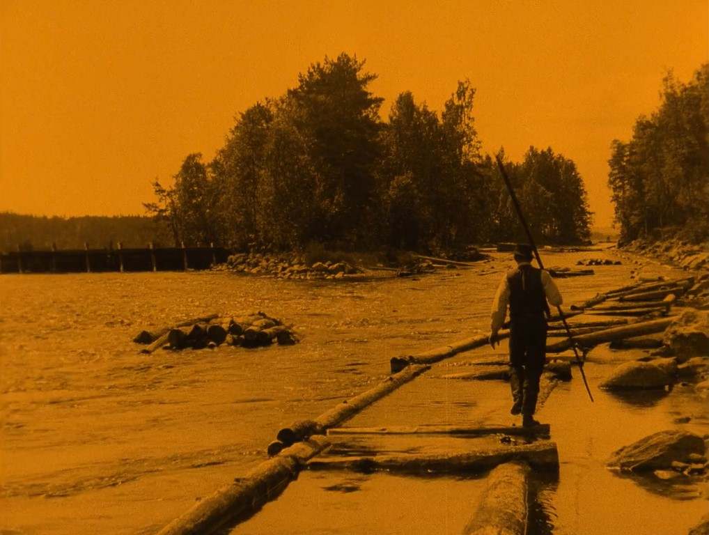 ANNA-LIISA (1922) de Teuvo Puro y Jussi Snellman 6 Mikko en su recuerdo con su rabajo como leñador en el río.