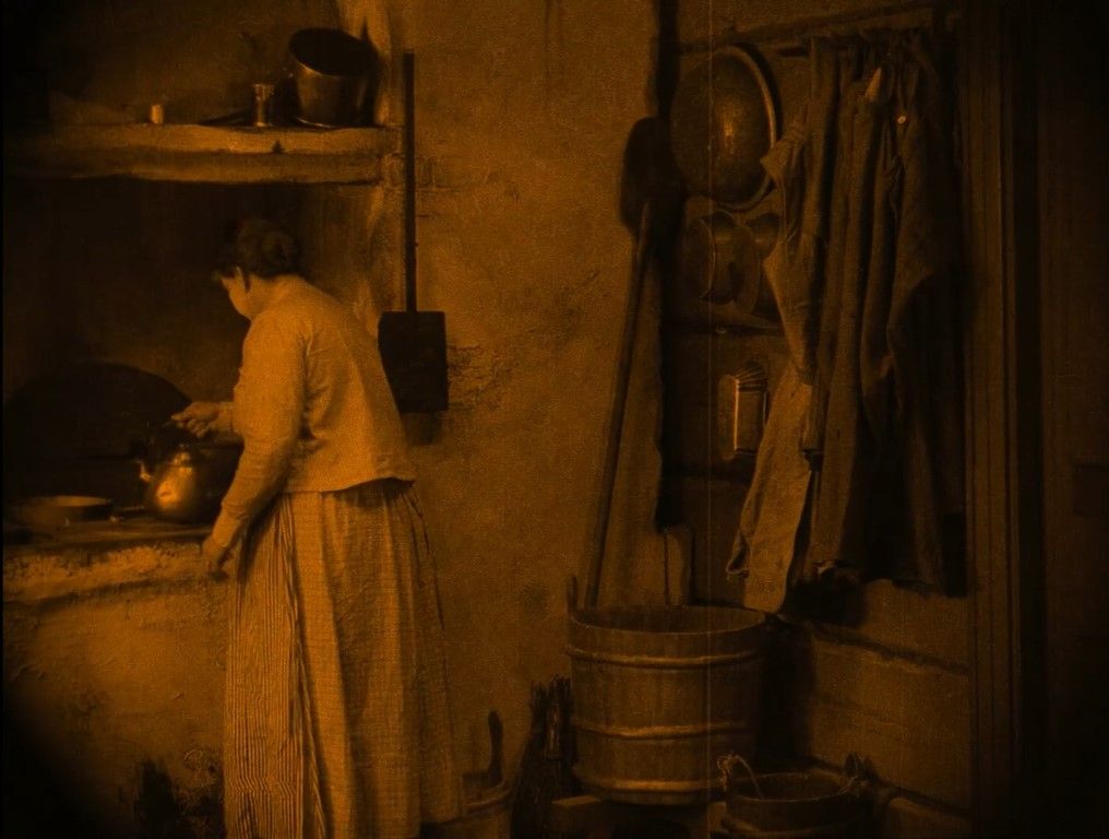 ANNA-LIISA (1922) de Teuvo Puro y Jussi Snellman 13 Imagen testigo del costumbrismo y utensilios de cocina de Finlandia de finales del s. XIX.