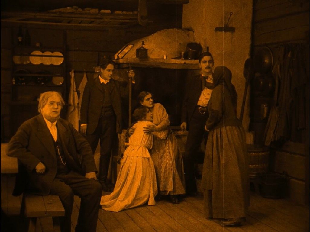 ANNA-LIISA (1922) de Teuvo Puro y Jussi Snellman 9 Composición grupal de la familia de Anna-Liisa en interior en su confesión. Tableau vivant.