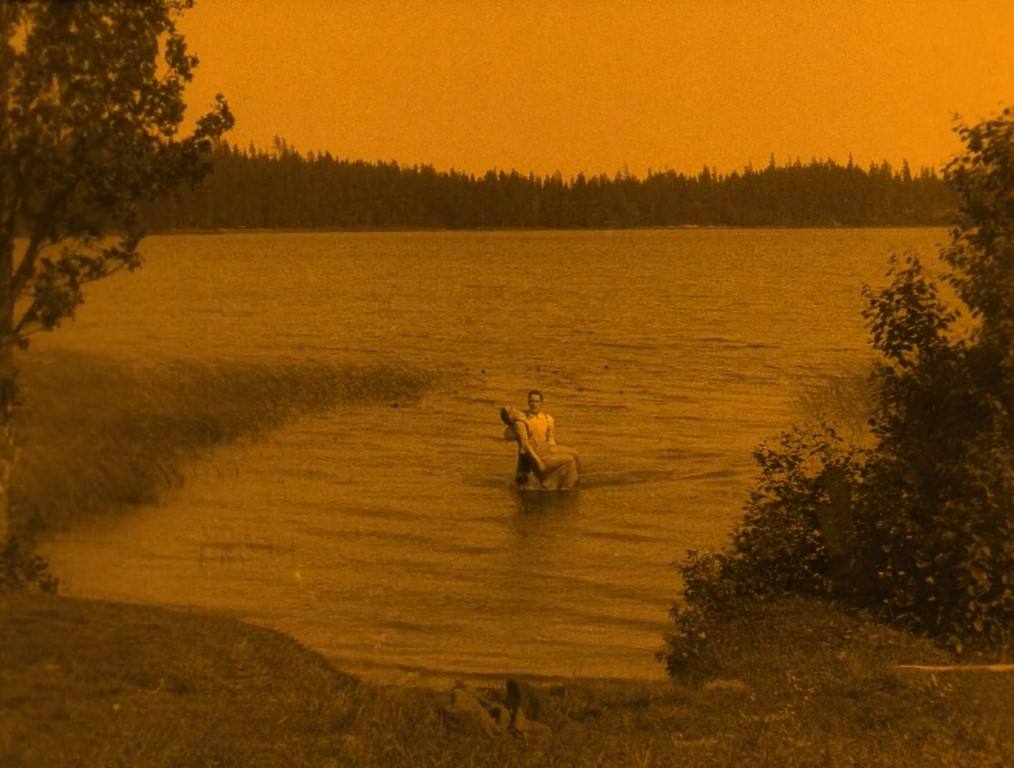 ANNA-LIISA (1922) de Teuvo Puro y Jussi Snellman 20 Intento de suicidio de Anna-Liisa en el lago. El paisaje finlandés y su magnetismo.