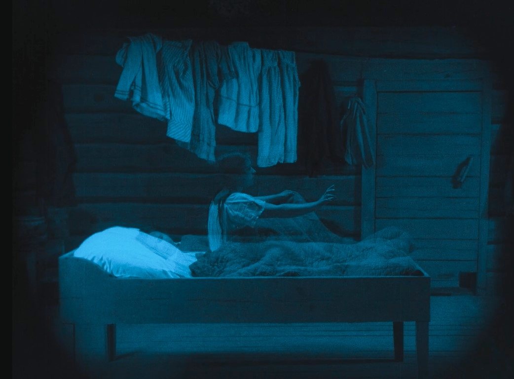 ANNA-LIISA (1922) de Teuvo Puro y Jussi Snellman 11 Sobreimpresión en la escena onírica nocturna de la hermana de Anna-Liisa. Tintado azul.