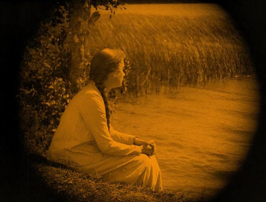 ANNA-LIISA (1922) de Teuvo Puro y Jussi Snellman 18 Anna-Liisa, abatida por lo ocurrido, no encuentra consuelo y observa el lago.