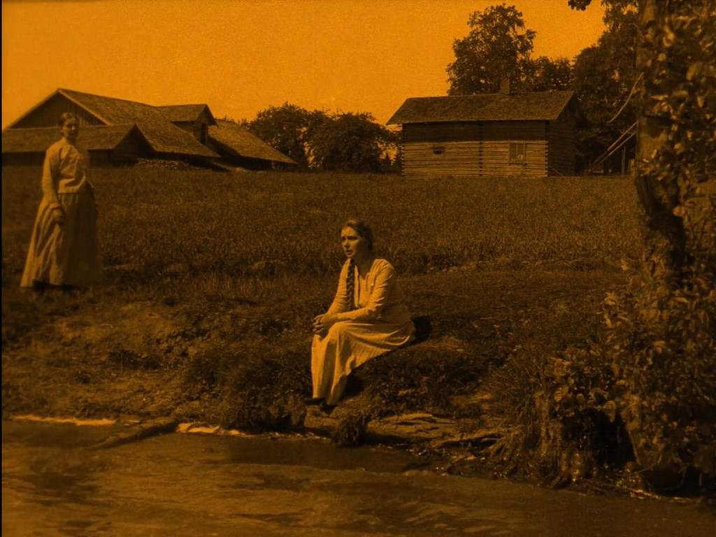 ANNA-LIISA (1922) de Teuvo Puro y Jussi Snellman 19 Anna-Liisa y su madre en plena naturaleza.