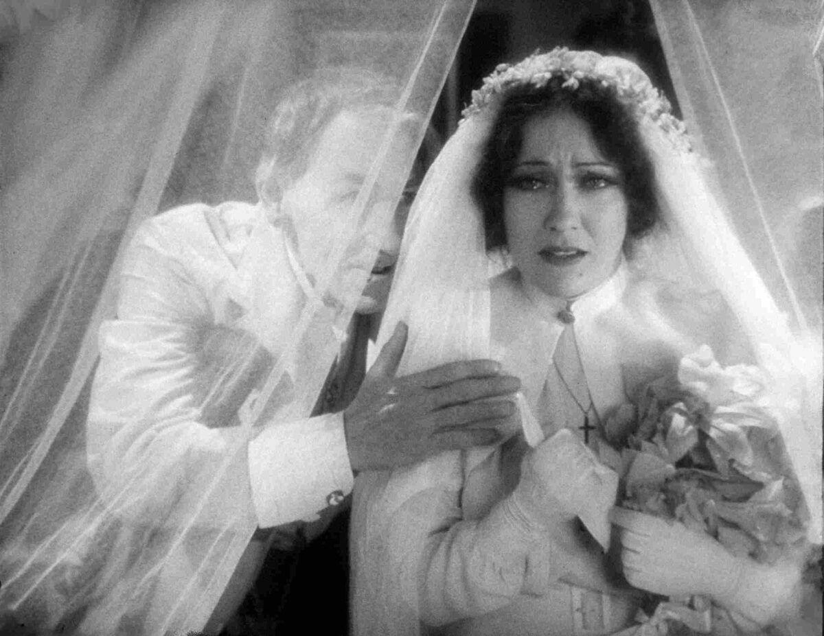 Boda obligada de Kelly y Jan en África. La reina Kelly (Queen Kelly) de Erich von Stroheim, estrellamillansanjuan.es