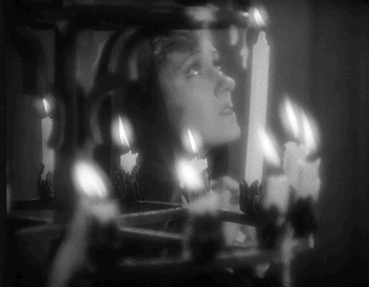 Kelly rezando entre la luz de las velas para volverse a encontrar con Wolfram. La reina Kelly (Queen Kelly) de Erich von Stroheim, estrellamillansanjuan.es