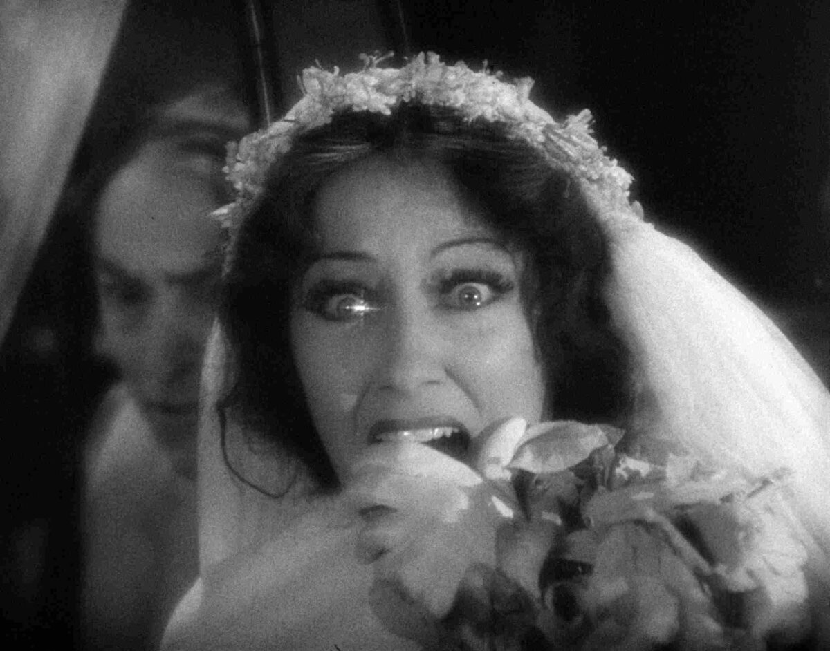 Mirada de horror en la boda de de Kelly con Jan en África. La reina Kelly (Queen Kelly, 1929). Erich von Strohei. estrellamillansanjuan.es