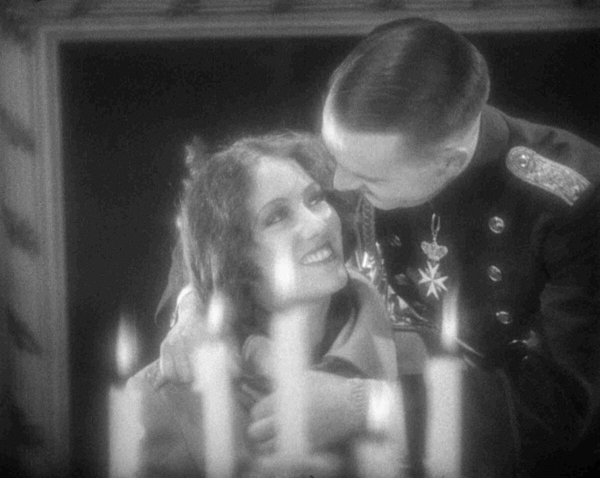 Seducción de Wolfram a Kelly en la cena después de raptarla del convento. La reina Kelly (Queen Kelly) de Erich von Stroheim, estrellamillansanjuan.es