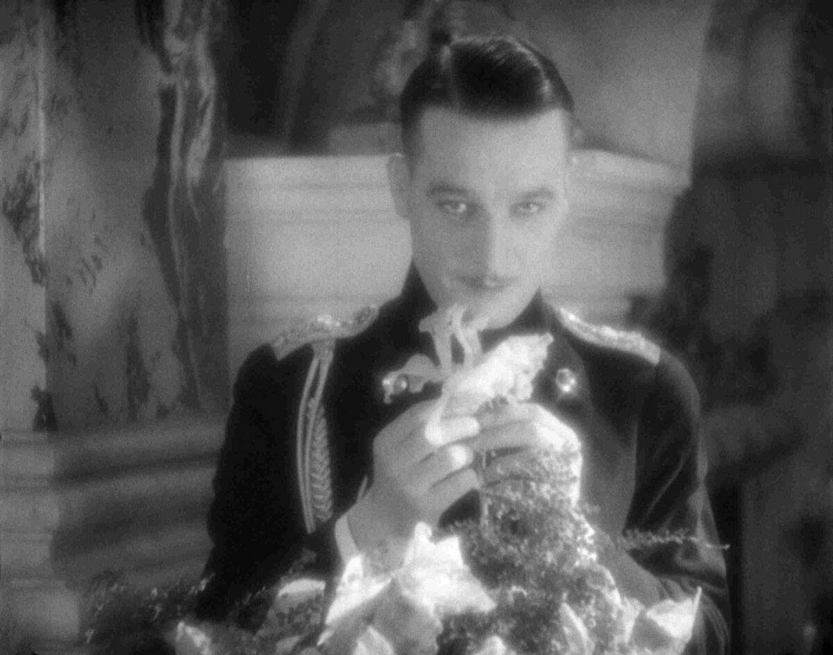 Wolfram seductor con Kelly en el palacio. La reina Kelly (Queen Kelly) de Erich von Stroheim, estrellamillansanjuan.es