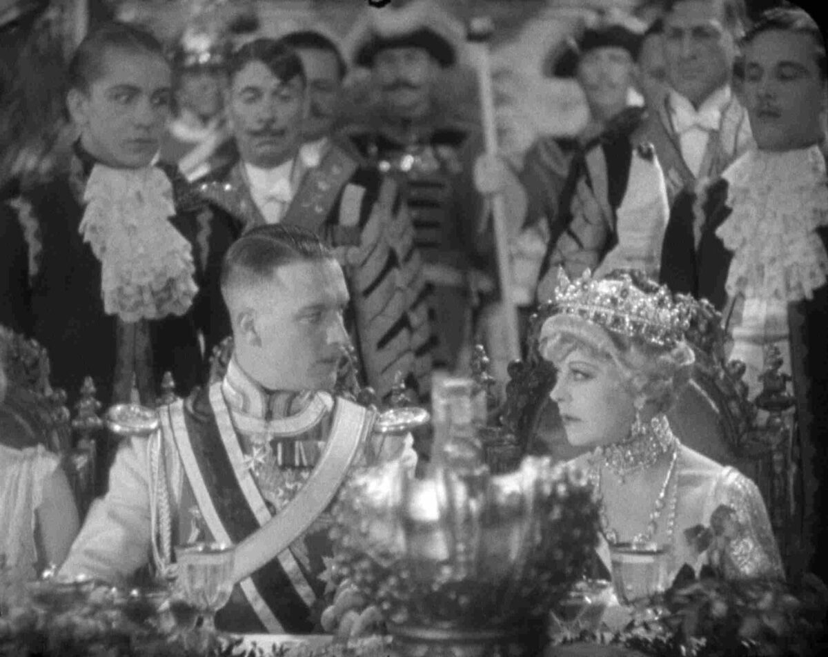La reina Regina y Wolfram en una cena multitudinaria. La reina Kelly (Queen Kelly) de Erich von Stroheim, estrellamillansanjuan.es